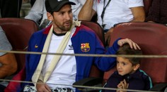 Zraněný Messi přihlížel výhře Barcelony. PSG zachránilo bod!