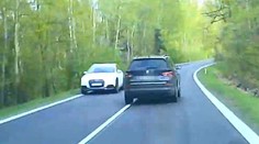 Okamžik hrůzy. Agresor se lepil řidičce "na zadek", pak předvedl šílený manévr