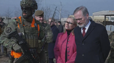 Vojáci v Žatci si připomněli vstup do NATO. Zavítali za nimi Fiala i Černochová
