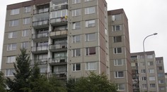 Paneláky je potřeba zateplit. Topíme pánu bohu do oken
