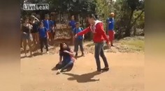 VIDEO: Puberťačky se ve škole surově porvaly, jedna druhou UBODALA!