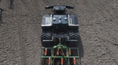 Budoucnost zemědělství. U Slaného testují robotický traktor