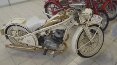 Na Nymbursku vydražili starou motorku. Nového majitele vyšla na 1,5 milionu
