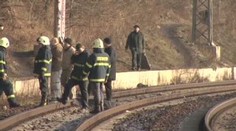 Strojvedoucí našel na kolejích mrtvolu. Důchodce asi srazil vlak