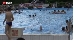 Blondýna Aneta Langerová na koupališti