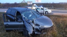 Ženu přecházející přes ulici sestřelilo auto, je zraněná