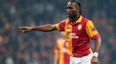 Drogba má tvrdou palici! Soupeře v kómatu odvezla ze hřiště sanitka