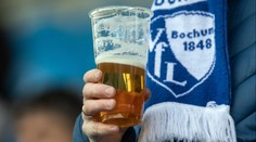Drahý přestupek. Bundesligový celek zaplatí obří pokutu za vhozený kelímek