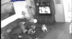 VIDEO: Chůva týrala dítě, otec ji natočil skrytou kamerou