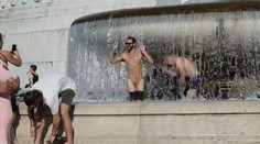 VIDEO: Turisté se koupali nazí v historické kašně! Ministr: "Idioti!"