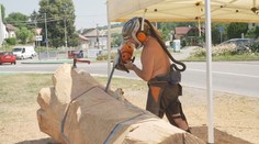 Řezbář tvoří unikátní lavičku. Práci mu komplikuje horké počasí