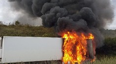Peklo na dálnici: Hořící kamion ji zablokoval v obou směrech!