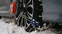 Smyky, prokluzy, řetězy. Žene se nevlídné počasí. Jak jezdit na sněhu a mokru?