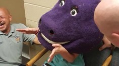 Tak tento vtípek se nepovedl! Dívka uvízla v hlavě dinosaura!