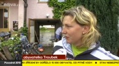 Lidé vyklízejí domy po velké vodě. Obcemi se šíří zápach bahna a mršin