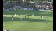 VIDEO: Gólman ZTRAPNIL gólmana BÁJEČNOU střelou přes CELÉ HŘIŠTĚ!