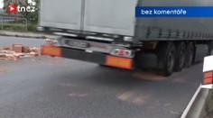 Z policistů uklízeči. Odklízeli cihly