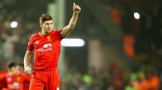 Gerrard slavil gól v charitativním duelu se Celticem. Skoti ho zasypali lahvemi