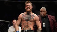 McGregor plivl do tváře fanouškovi rivala. Pak se mu vysmál