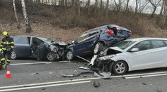 Vážná nehoda na Benešovsku. 10 zraněných, jsou mezi nimi i děti