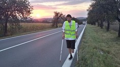 O berlích se vydal na charitativní pochod. V půlce ho srazilo auto!