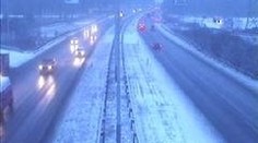 Sníh se vrátil. Trápí řidiče hlavně v Čechách. NEHODY A KOLONY