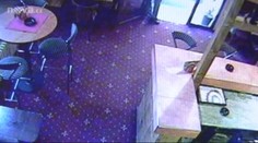 Policisté dopadli lupiče, který brutálně napadl barmanku v herně