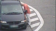 VIDEO: Opilec se rozběhl proti autu jako býk! Hlavou rozbil okno!