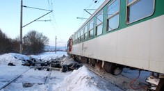Rychlík smetl vozík za autem, řidič ho nestihl odtlačit z kolejí