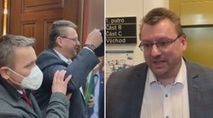 Poslanci přišli do Sněmovny bez roušky, zavolali na ně ochranku
