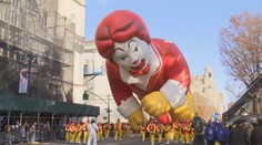 Američané slaví Den díkůvzdání. Těší se na krocana i průvody s celebritami