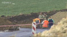 NEBEZPEČNÝ NÁLEZ! Bagr na dálnici vyhrabal dělostřeleckou MUNICI!