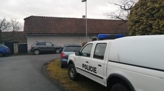 Záhadné úmrtí manželů na Pardubicku. Našli je příbuzní v posteli