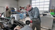 Jak se likvidují nepojízdná auta? Reportér TV Nova si to zkusil na vlastní kůži