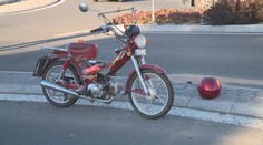 Komplikace dopravy v Chrudimi. Senior na mopedu nezvládl kruhový objezd