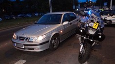 Řidič auta po konfliktu najel do motorkáře a srazil ho k zemi