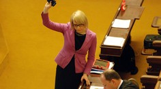 HNĚV BLONDÝNY: Opozice vytočila véčkařku Kočí. Kvůli imunitě