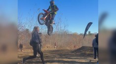 VIDEO: Dívka unikla smrti o vlásek. Vběhla na trať, kde se na ni vyřítila motorka