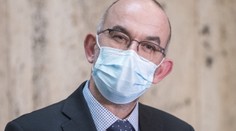 Klíčový pátek: Blatný ukáže tabulku, kdy se Česko vrátí do normálu