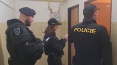 Celníci si došlápli na nelegální migranty. Barmana zatkli uprostřed směny