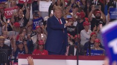 Místo rozsudku setkání s voliči. Soudce o Trumpově osudu rozhodne až po volbách