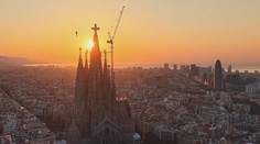 Lidé v Barceloně sledují líhnutí sokolů. V centru pozornosti je hnízdo na katedrále
