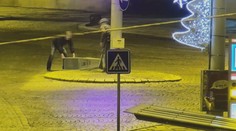 Strážník nevěřil svým očím. Dva opilí vandalové kradli jen kousek od něj