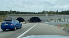 V pražském tunelu se srazily čtyři kamiony. Směr na D5 byl uzavřen