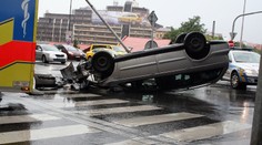 Řidič v Praze převrátil auto na střechu! Jeden zraněný!
