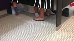 Tři lidi v jedné WC kabince: Co tam asi dělali? FOTOGALERIE