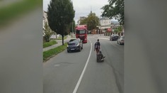 Policie prověřuje muže, který táhl opilou ženu na káře. Hrozí jim mastná pokuta