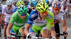 Cyklisté na Tour bojovali s rozházenými připínáčky, vidět byl znovu Sagan