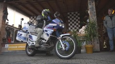 Projel kus světa na motorce, ale v Praze mu ji ukradli. Lidé se mu složili na novou