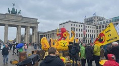 VIDEO: Aktivisté vyšli do ulic Berlína. Mezi nimi ležel mrtvý dinosaurus